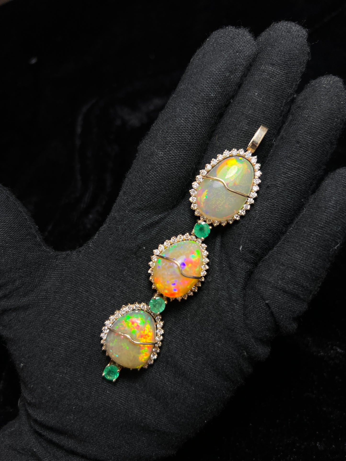 DIJE DE OPALO CON ESMERALDAS Y DIAMANTES
