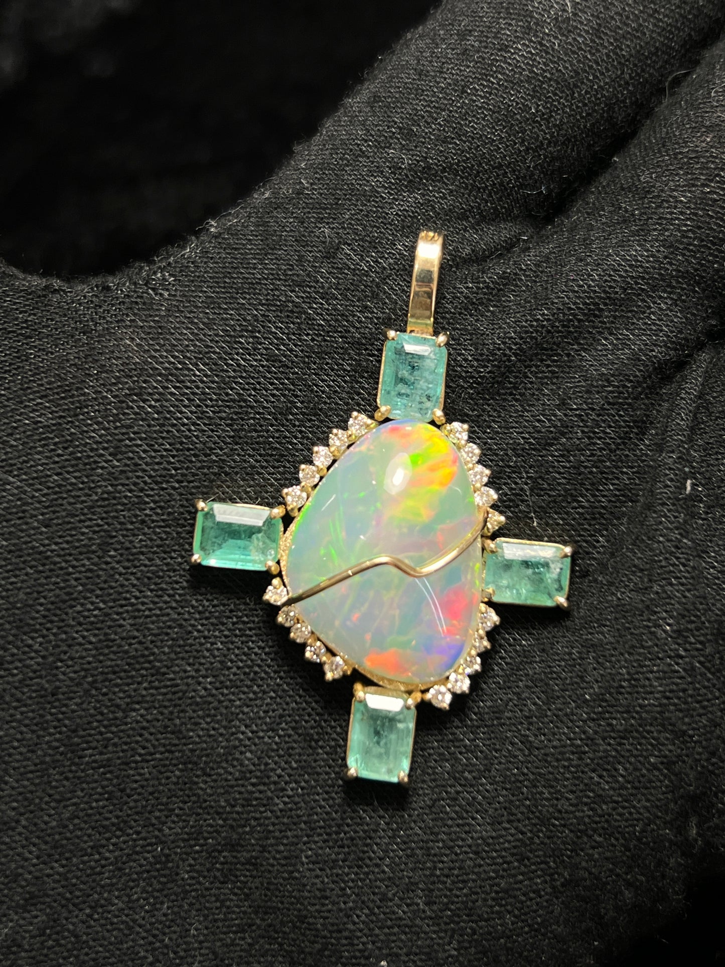DIJE DE OPALO CON ESMERALDAS Y DIAMANTES