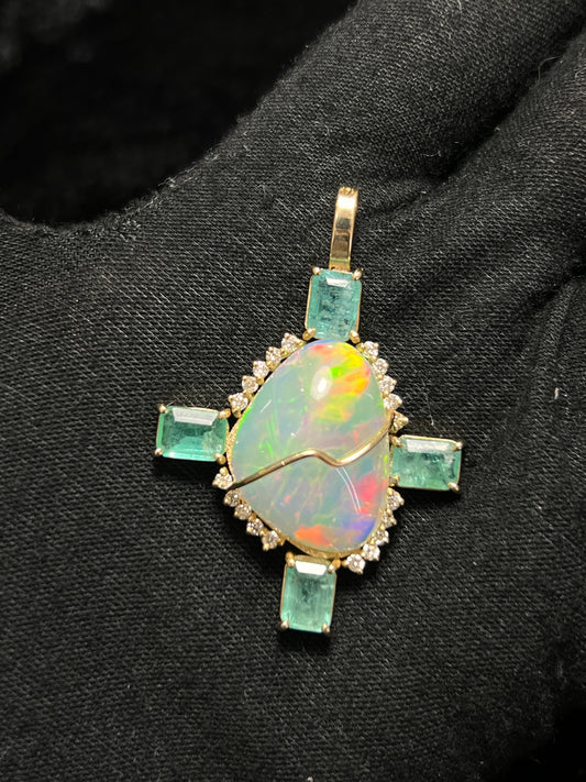 DIJE DE OPALO CON ESMERALDAS Y DIAMANTES