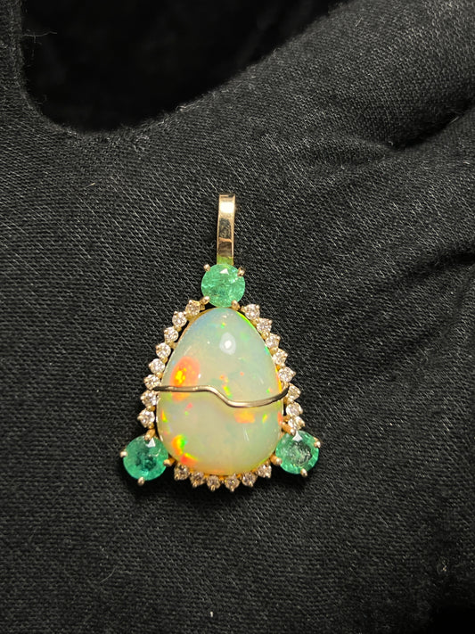 DIJE DE OPALO CON ESMERALDA Y DIAMATE