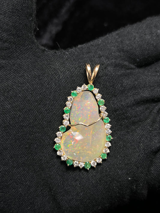 DIJE DE OPALO CON DIAMANTES Y ESMERALDAS