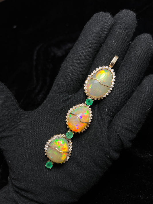 DIJE DE OPALO CON ESMERALDAS Y DIAMANTES